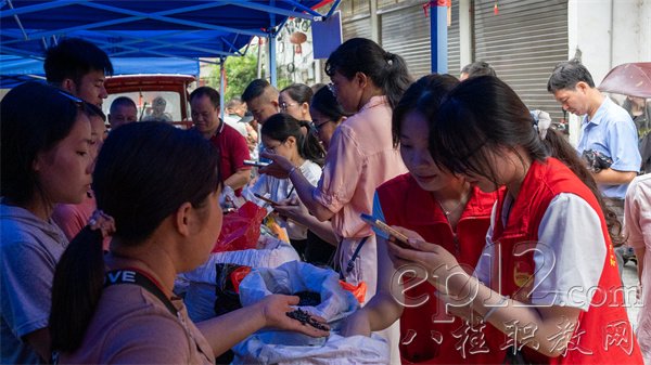 农户向实践队成员展示自家农产品