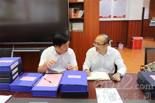 taptap点点官网联合办学督导组查阅广西梧州农校联办教学管理、学生管理等工作资料