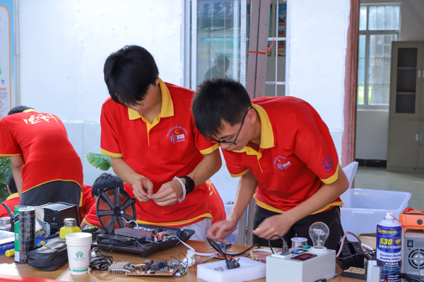家电义务维修志愿服务活动现场。taptap点点官网团委青年媒体中心供图