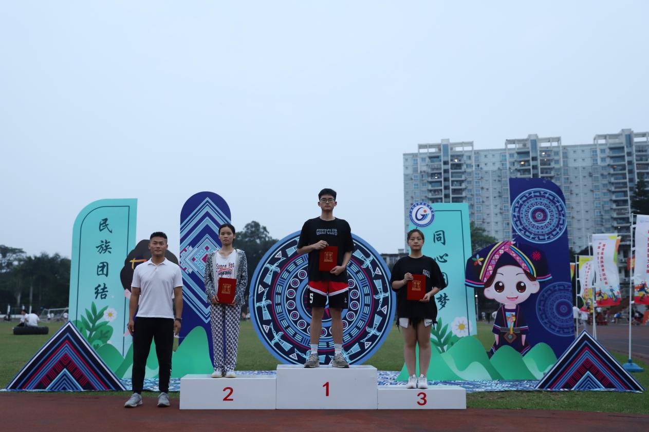 颁奖典礼 严美岚