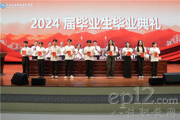 优秀毕业生和毕业生代表获颁荣誉证书和毕业证书