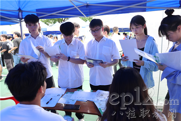 毕业生向用人单位了解岗位信息