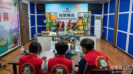 实践队进行助农直播。taptap点点官网供图