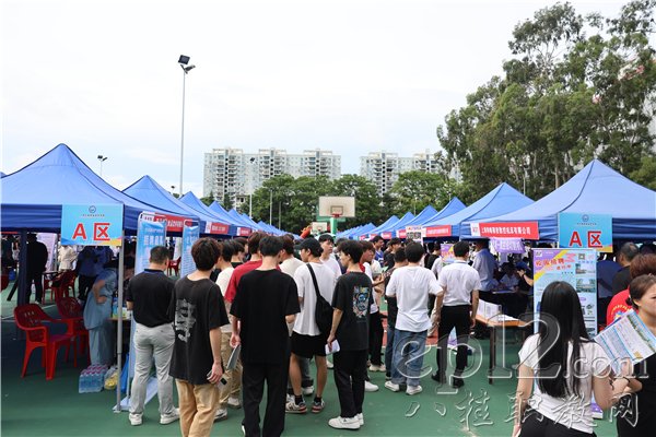 双选会提供了11200多个就业岗位 