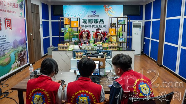 实践队进行助农直播