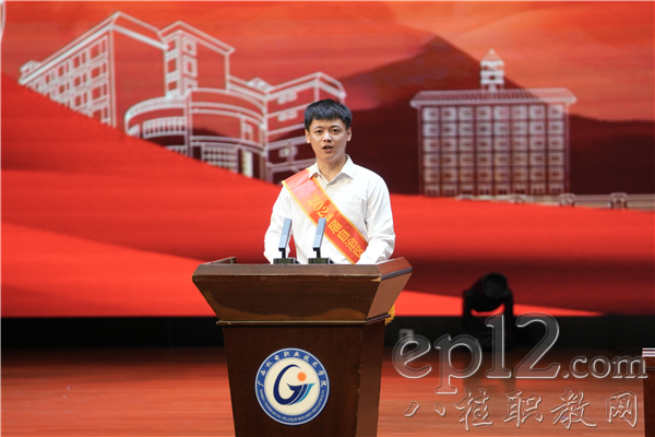 毕业生代表李龙华发言