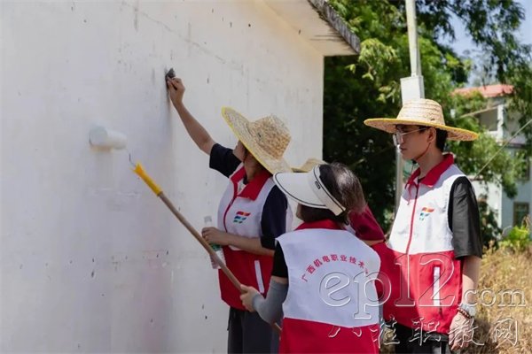实践团队成员开展墙面清洁工作