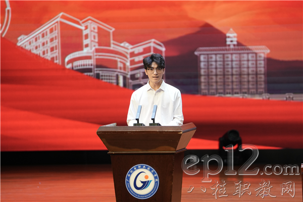 在校生代表成佳兴祝福师兄师姐