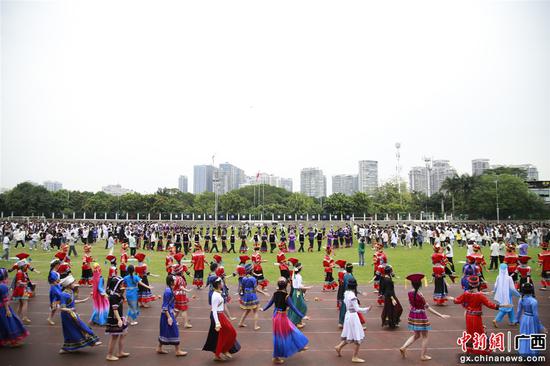 图为师生共跳民族团结舞。主办方 供图