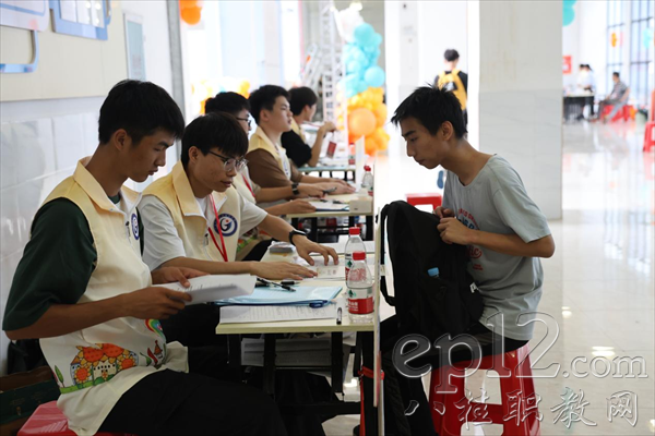 志愿者帮助新生整理注册材料