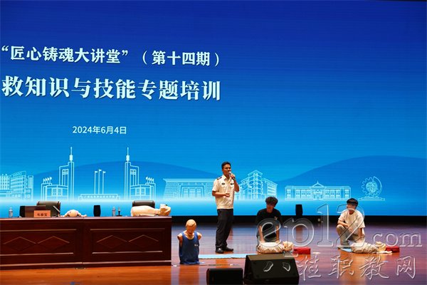 同学们现场进行互动学习