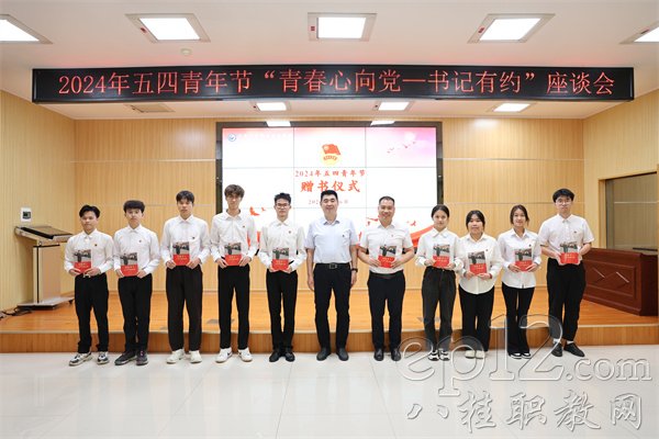 学校党委书记黄小敬向参会人员赠送书籍